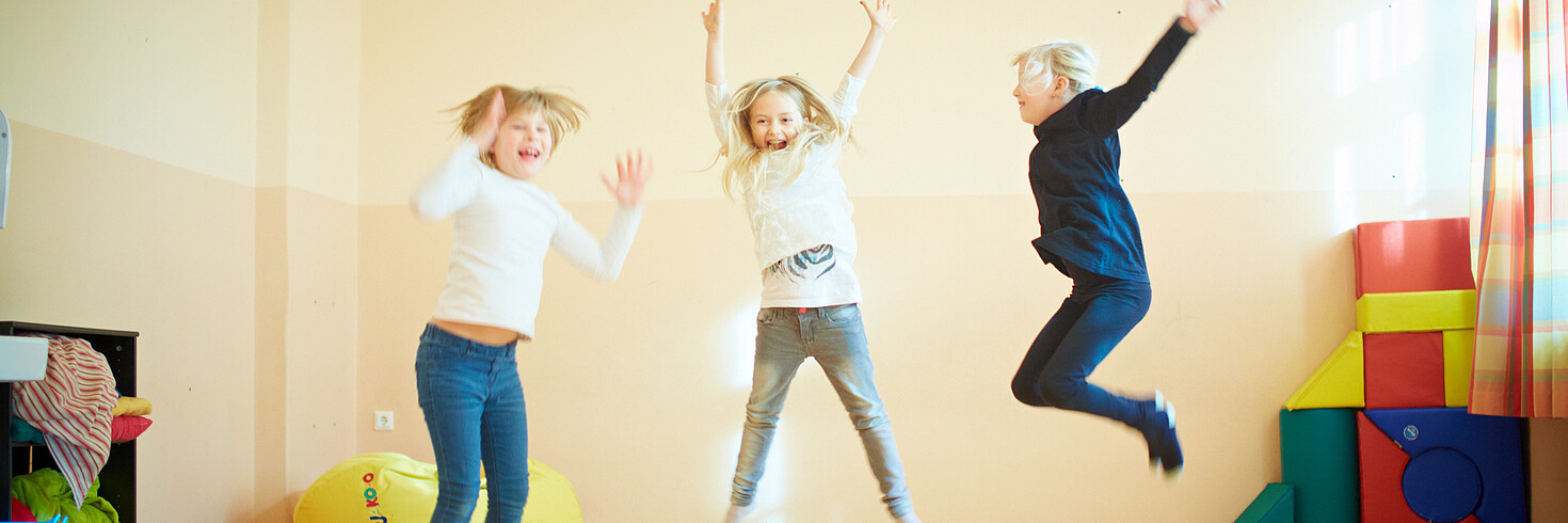 Jugendliche springen vor Freude in die Luft